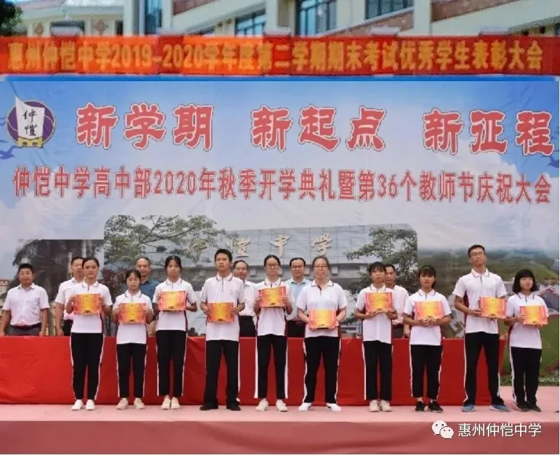 张干丁校长等领导为获奖学生颁发奖状