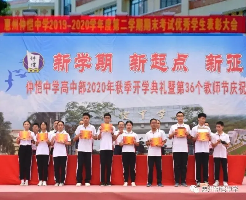 获奖学生与学校领导合影留念