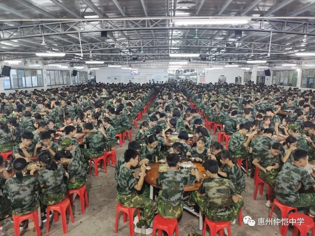 仲恺中学凌祝贤副校长宣布军训开始