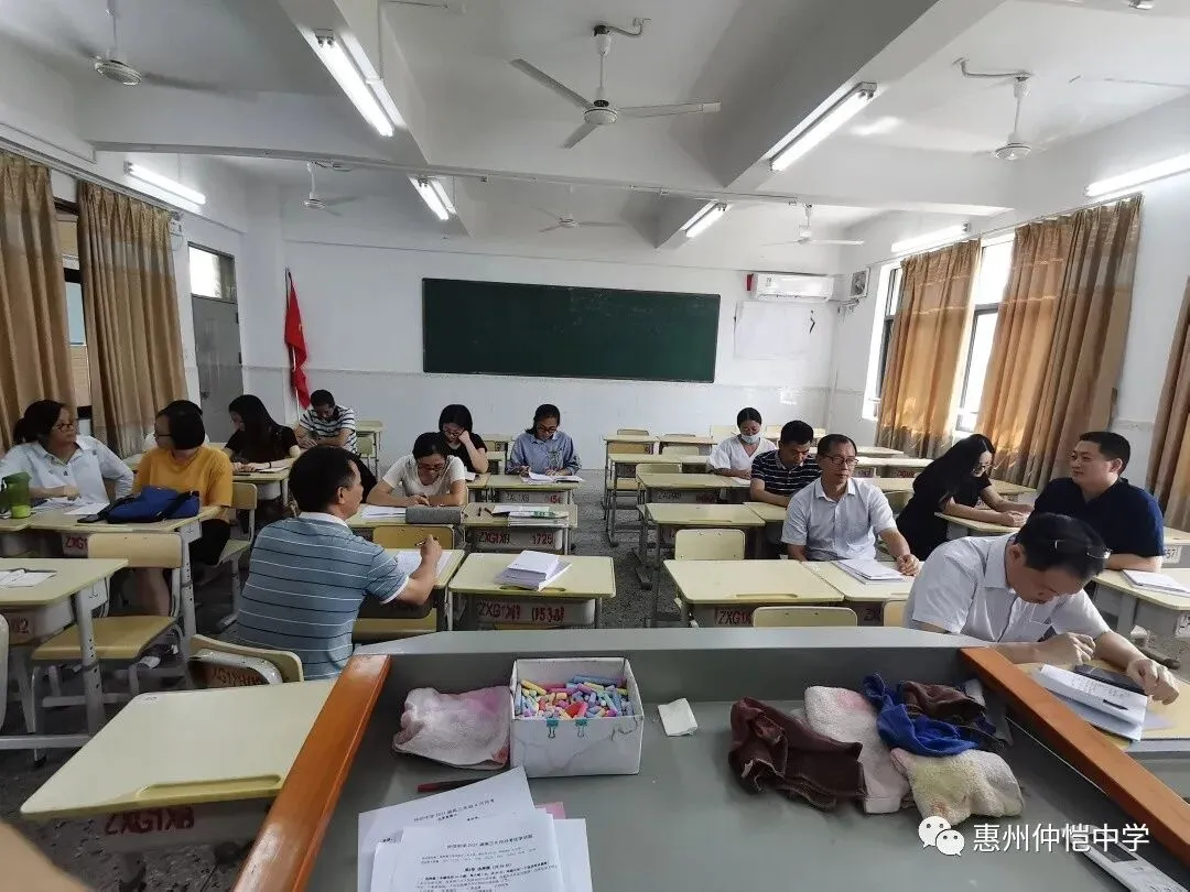 学生们积极参与课堂互动