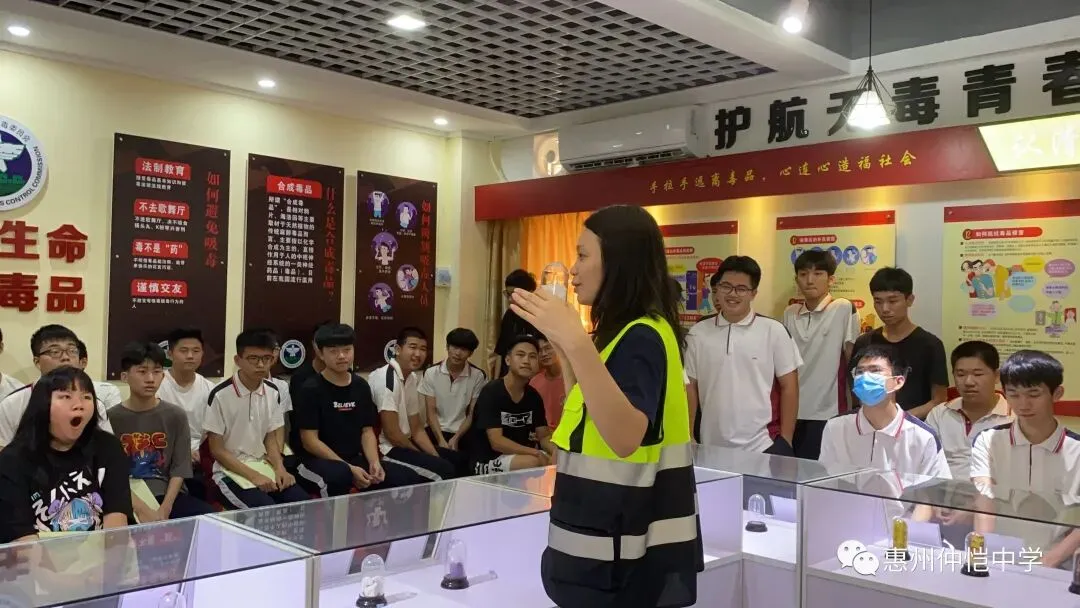 学生们积极参与禁毒知识有奖问答环节