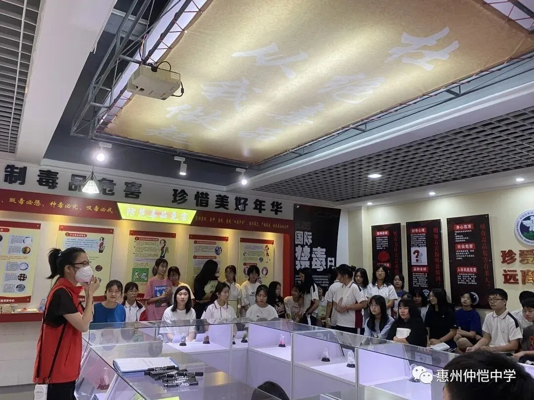 学生们近距离观察仿真毒品模型,了解毒品危害