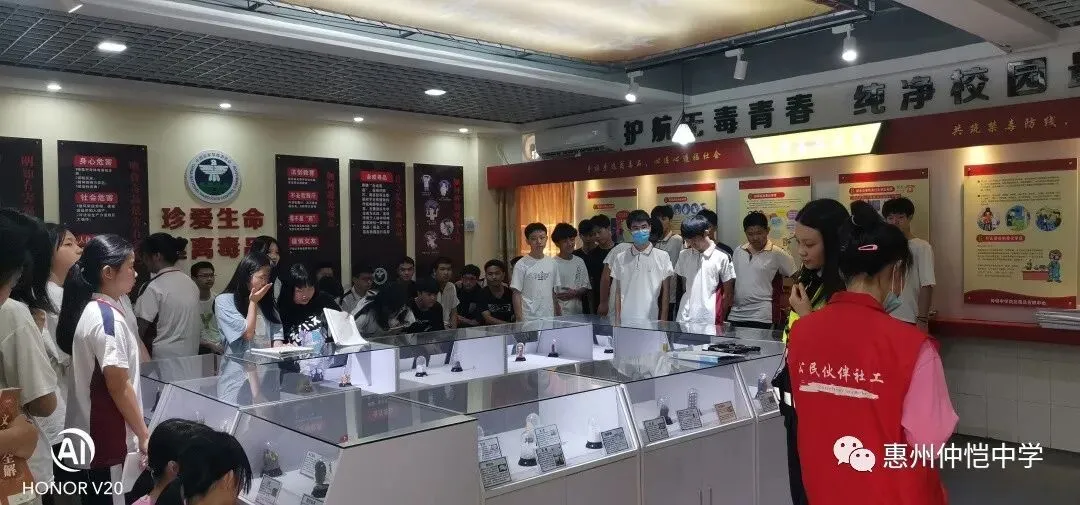 禁毒宣传活动现场,学生们认真聆听讲解