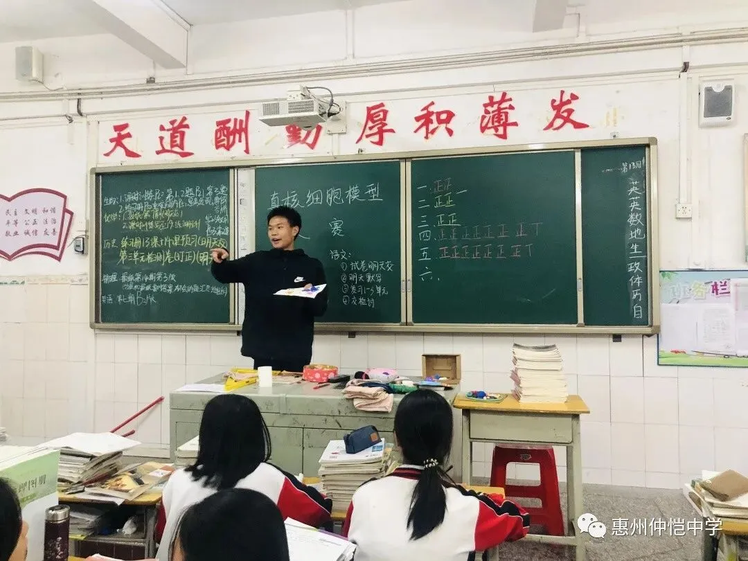 学生们利用生活材料制作细胞模型