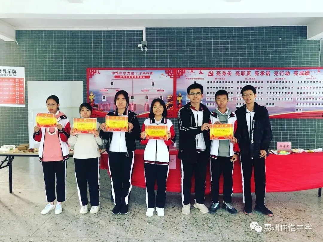 获奖学生与老师合影