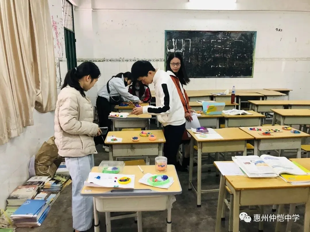 评委们正在认真评审学生作品