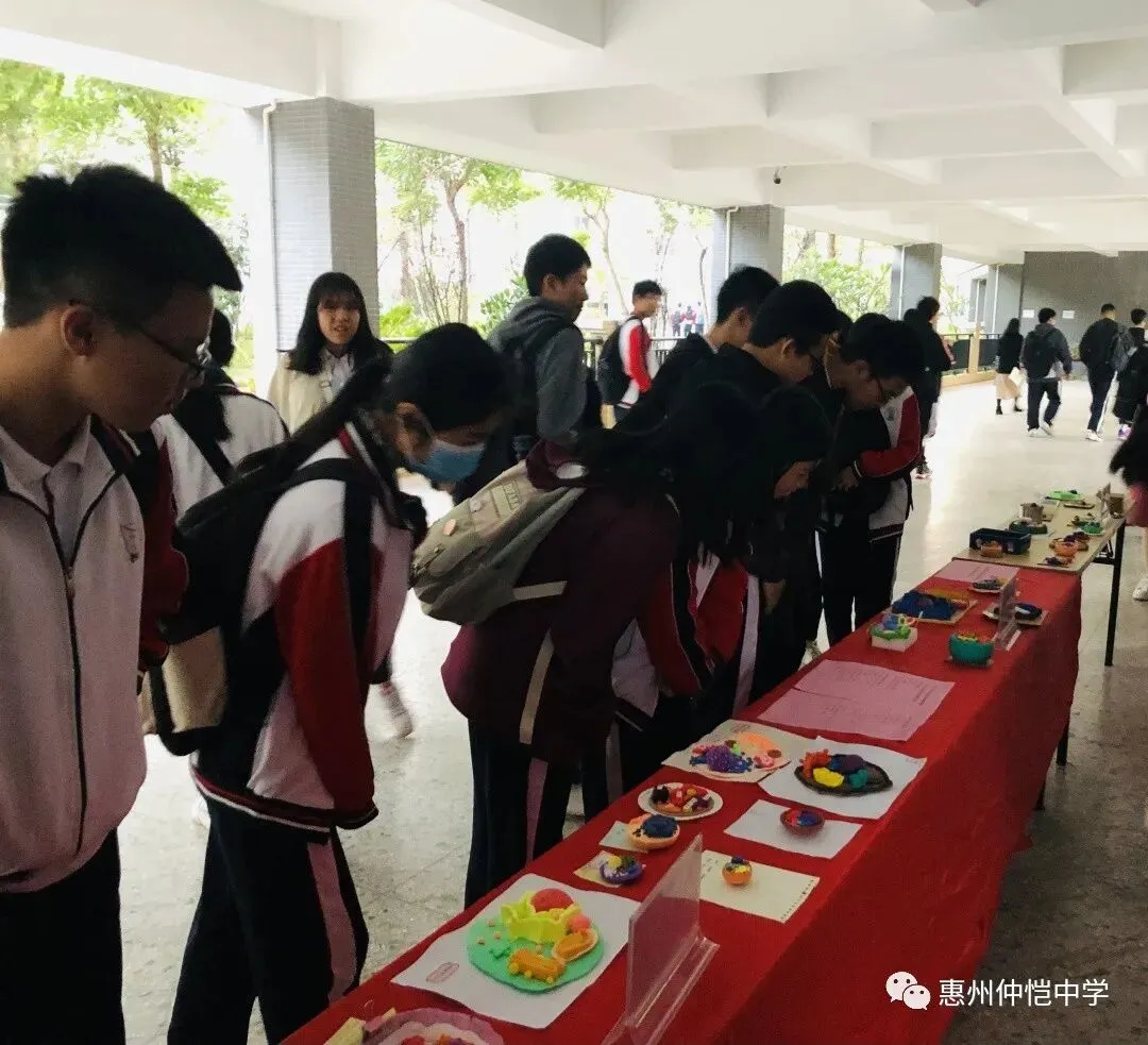 学生们认真欣赏模型作品