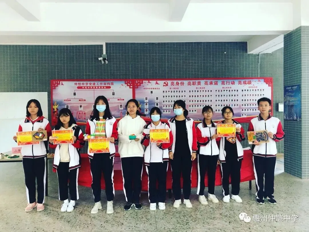 为获奖学生颁发奖状