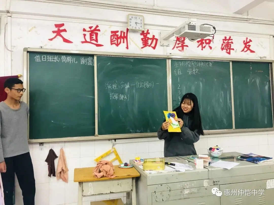 学生们认真听取老师指导