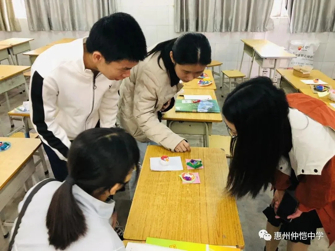 评委们对作品进行评分