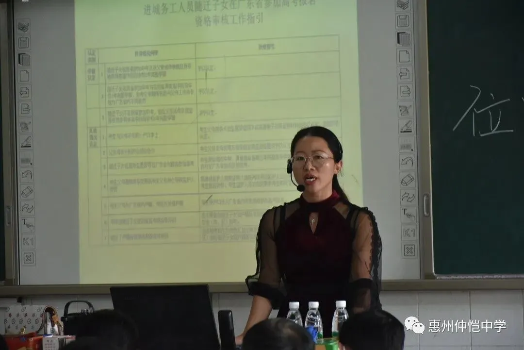 家长们在教室与老师交流