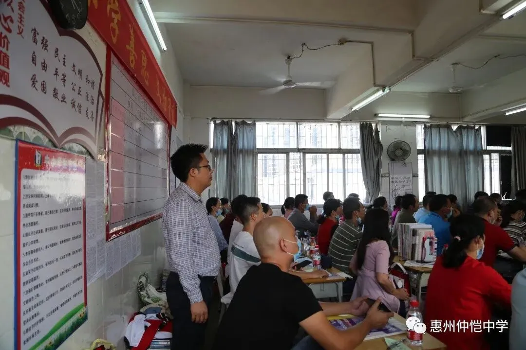 任课老师与家长进行一对一交流