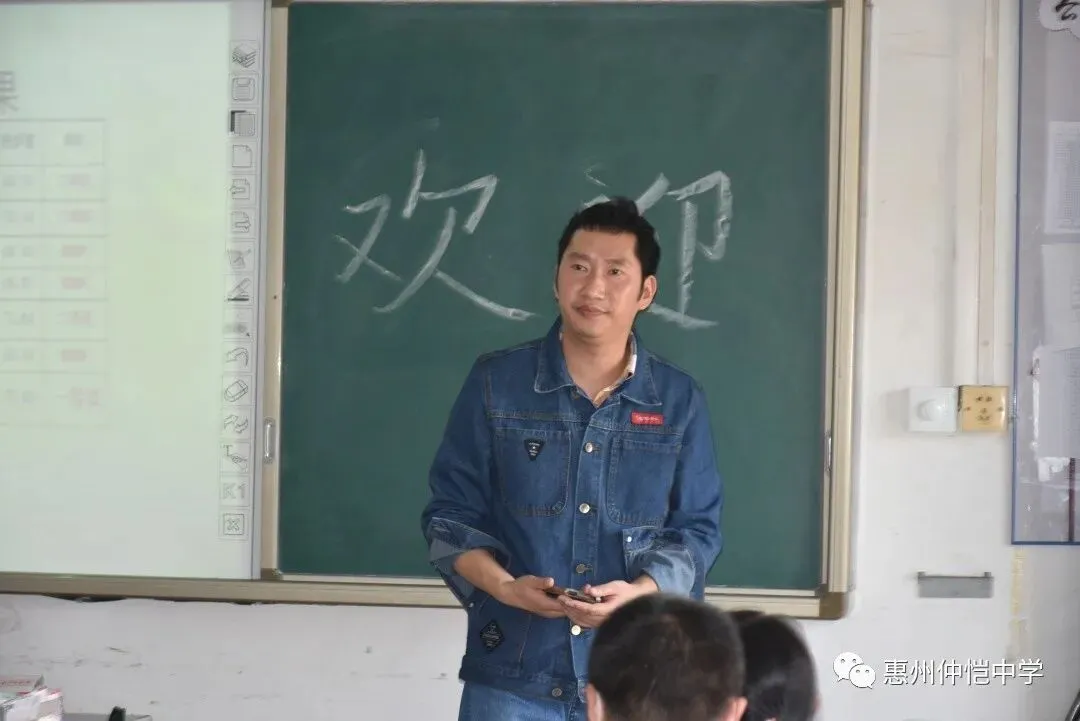 家长们在教室与老师交流