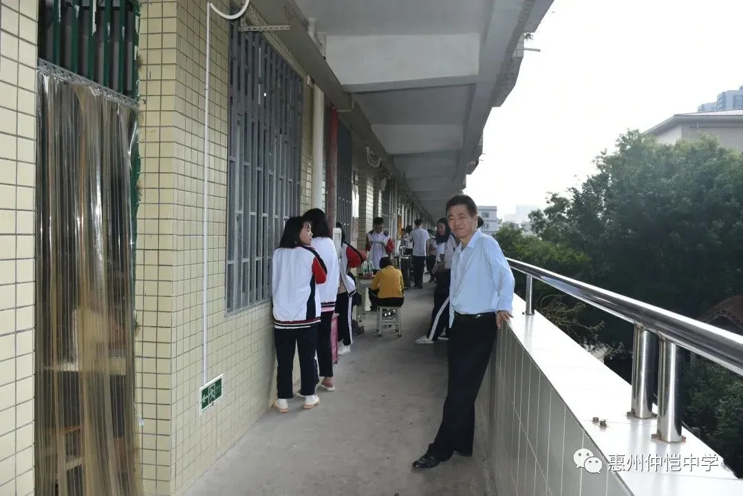 家长们在教室与老师交流