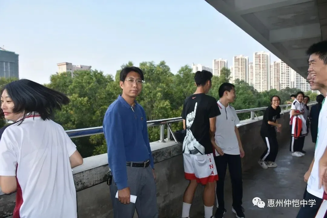 家长们在教室与老师交流