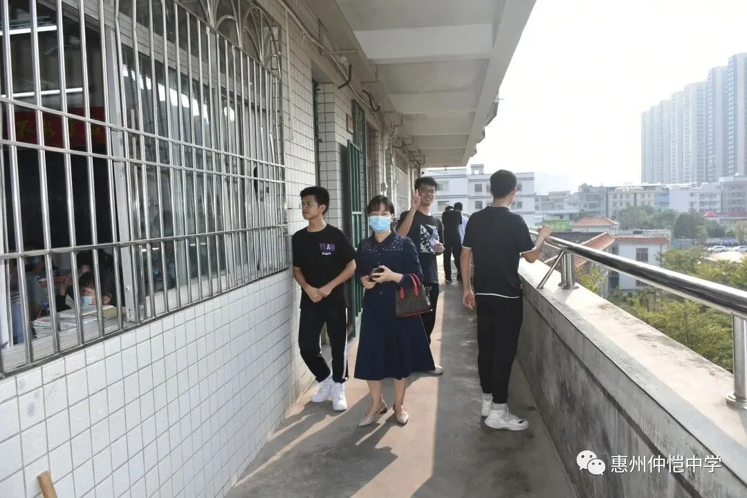 家长们在教室与老师交流