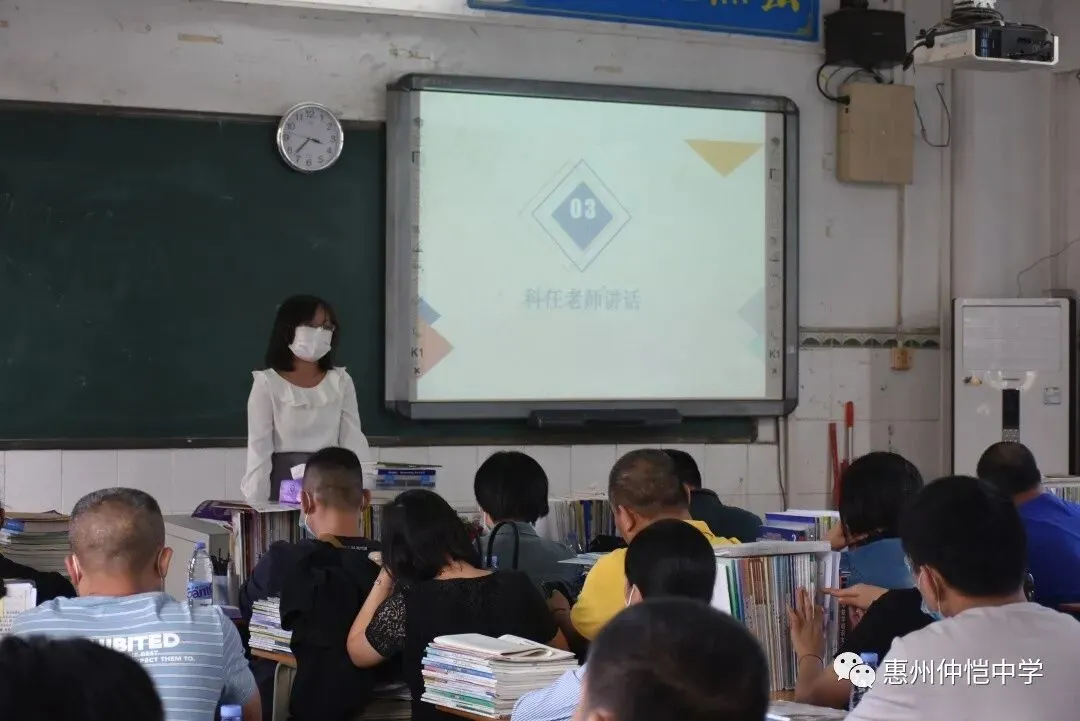 家长们在教室与老师交流