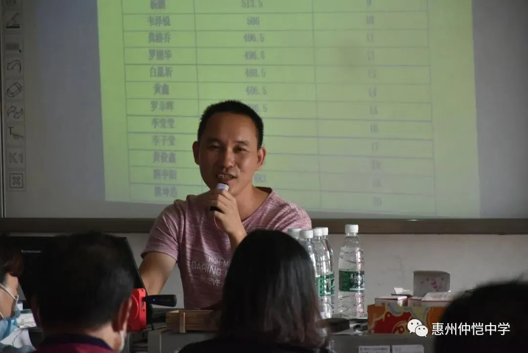 家长们在教室与老师交流