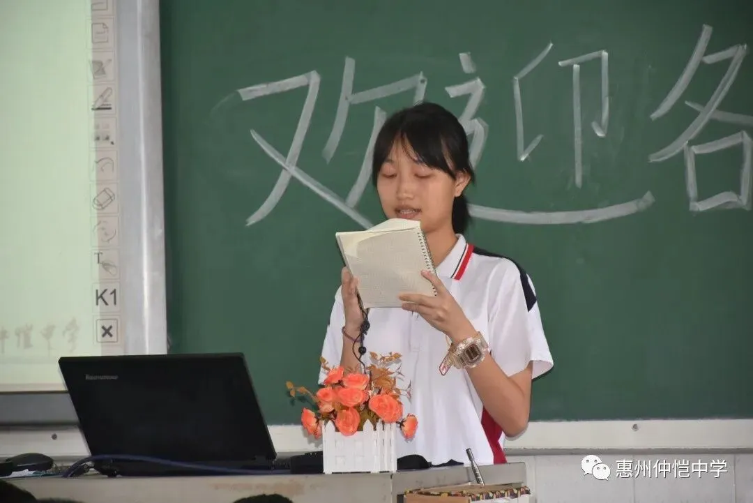 家长们在教室与老师交流