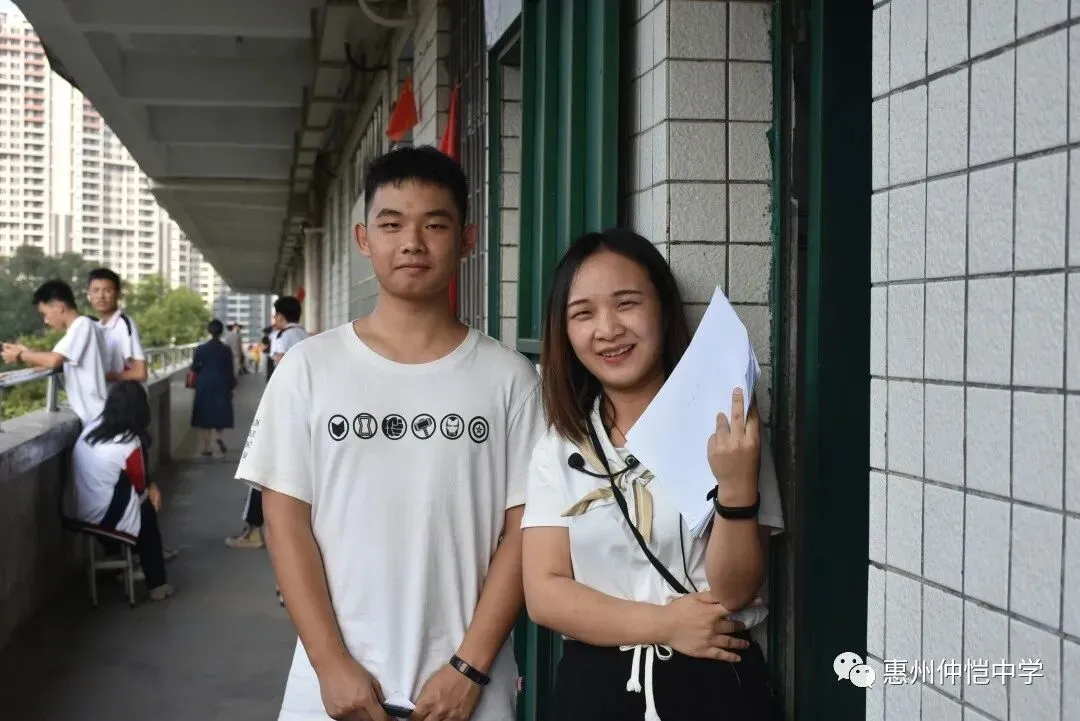 家长们在教室与老师交流