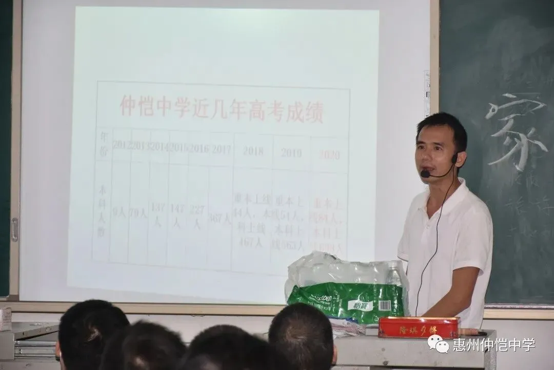 家长们在教室与老师交流