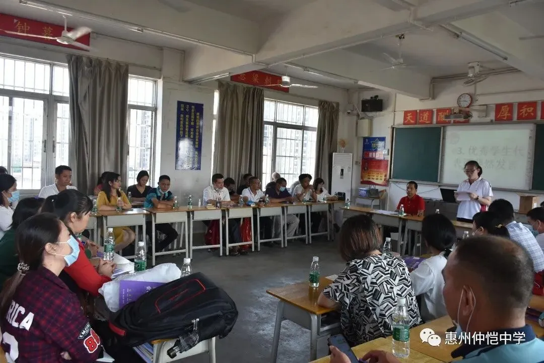 家长们与老师就学生学习问题进行探讨