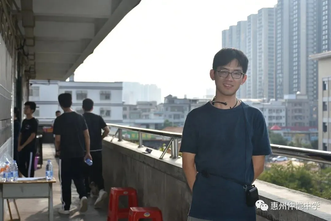 家长们在教室与老师交流