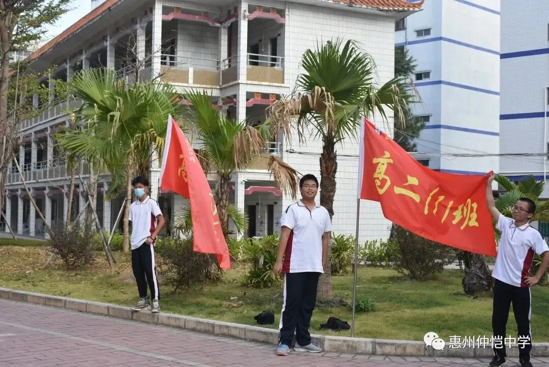家长们认真聆听学校领导的讲话
