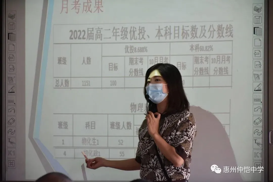 家长们在教室与老师交流