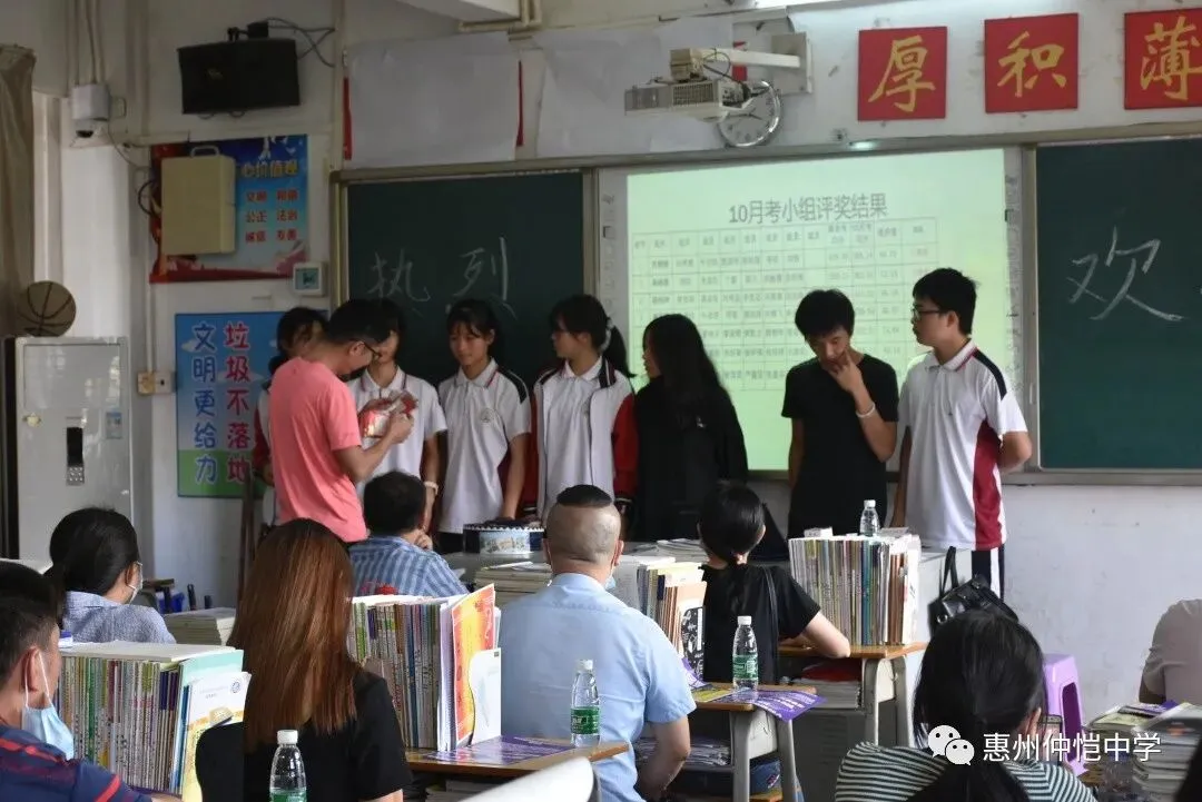 家长们在教室与老师交流