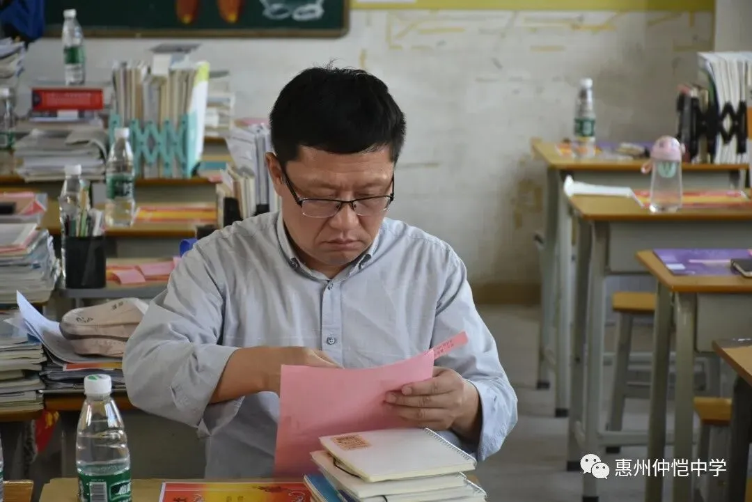 卢华林级长在家长会上分享教育经验
