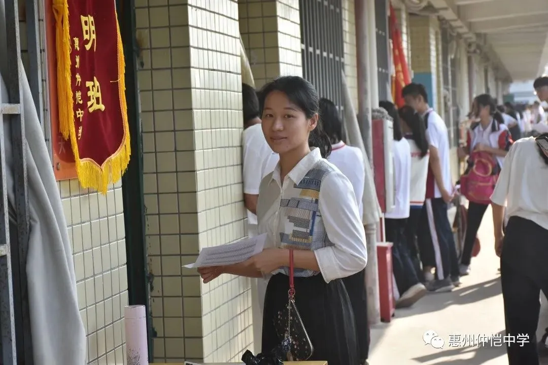 家长们在教室与老师交流