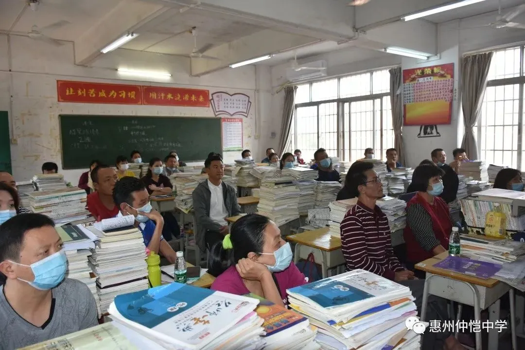家长们在教室与老师交流