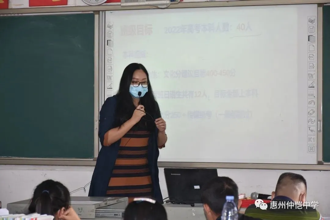 家长们在教室与老师交流