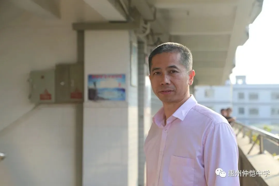 班主任在班级家长会上汇报学生情况