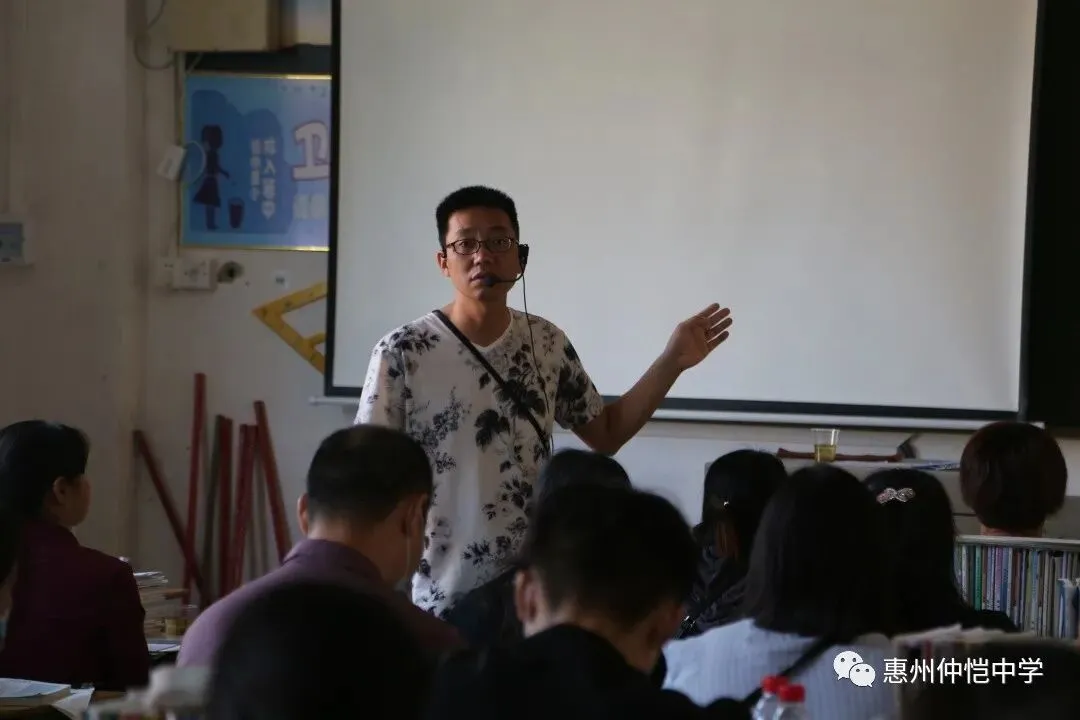 家长们在教室与老师交流