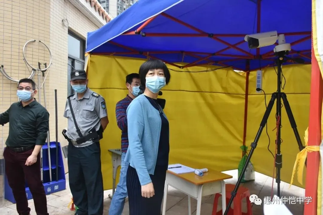 陈高燕副市长一行体验校门口红外测温仪