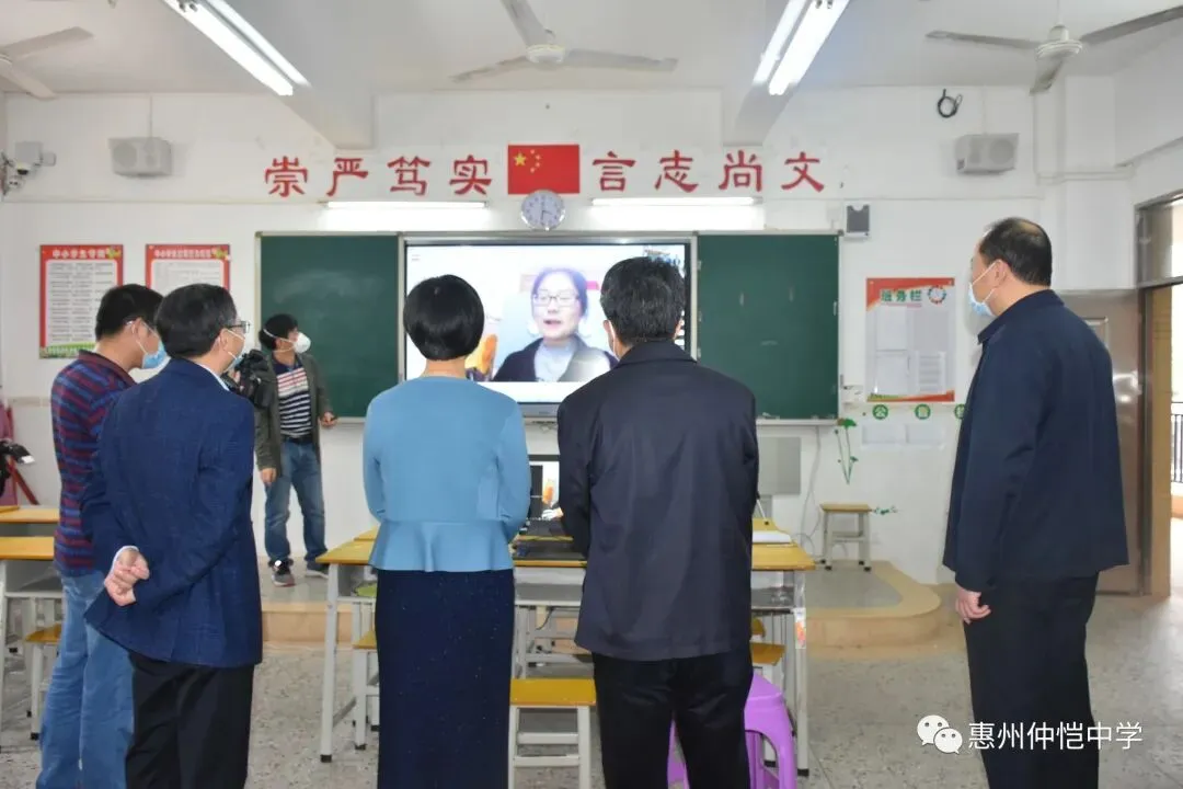 学生们在认真参与线上课堂