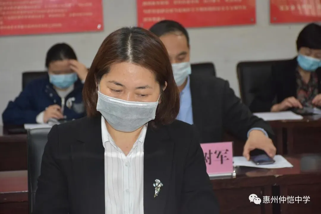 仲恺第三小学校长黄晓娟汇报工作