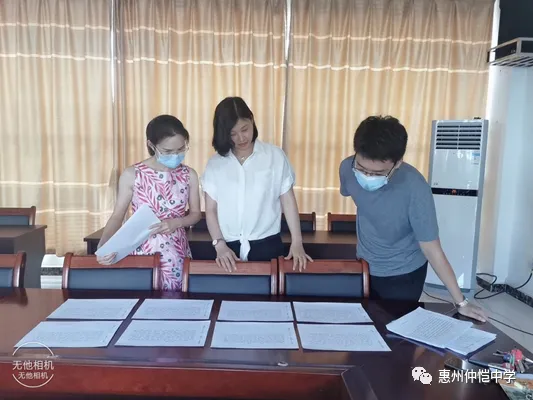 仲恺中学七年级学生在进行英语书法创作