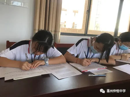 仲恺中学七年级学生用心书写英语单词