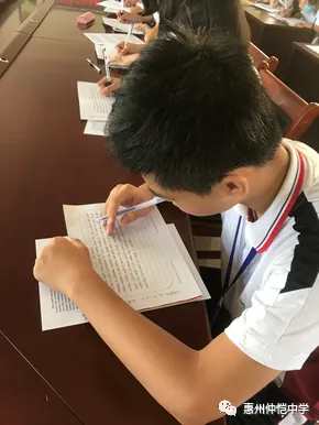学生们在比赛中全神贯注地书写