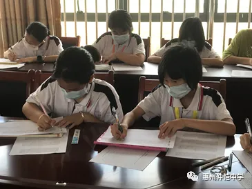 仲恺中学七年级学生在认真进行英语书法比赛