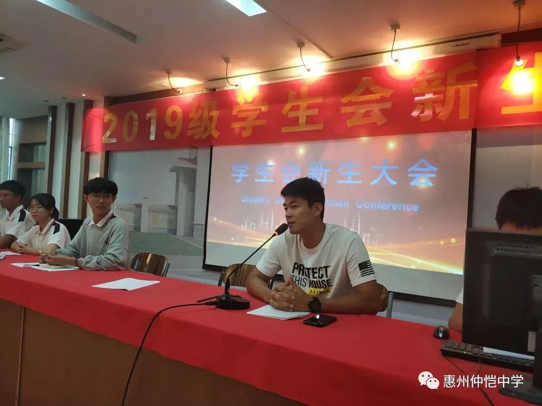 学生会成员齐唱会歌《倔强》