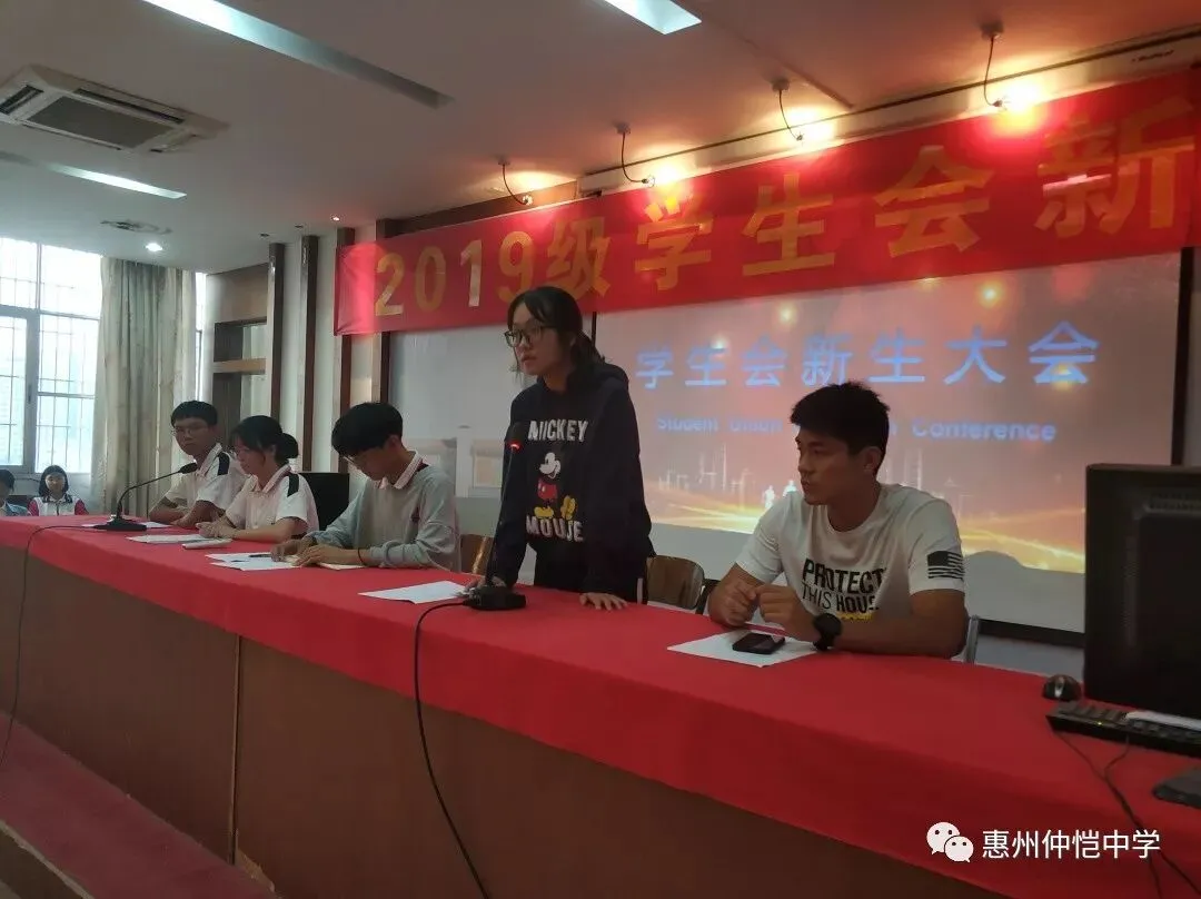 学生会新成员认真聆听李扬老师的指导