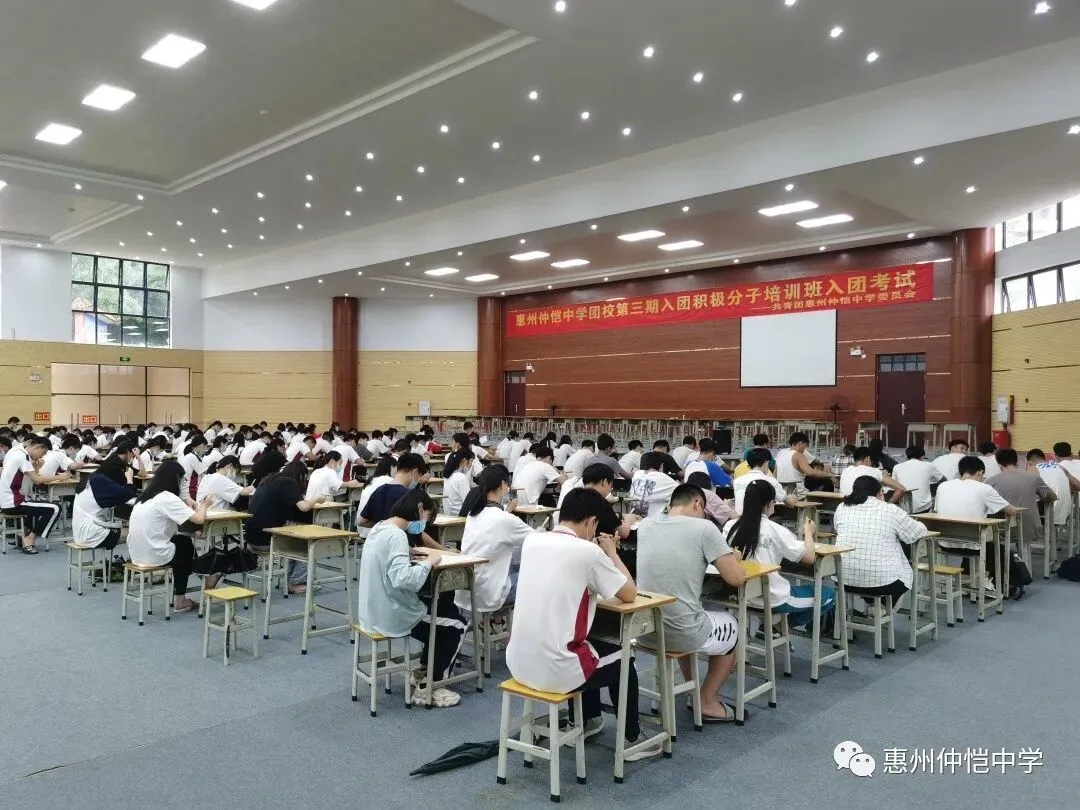 考试结束后,学生们有序离开考场