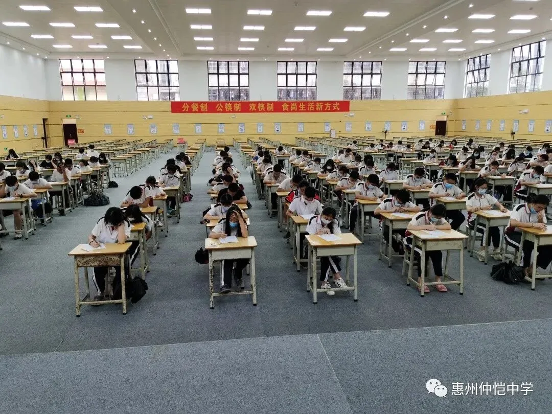 监考老师在考试现场认真监考
