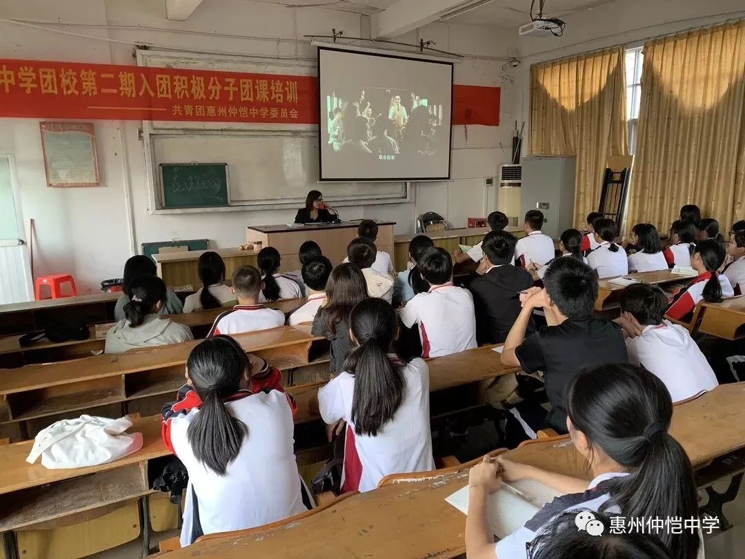 翁勇珊副书记为积极回答问题的学生赠送书籍