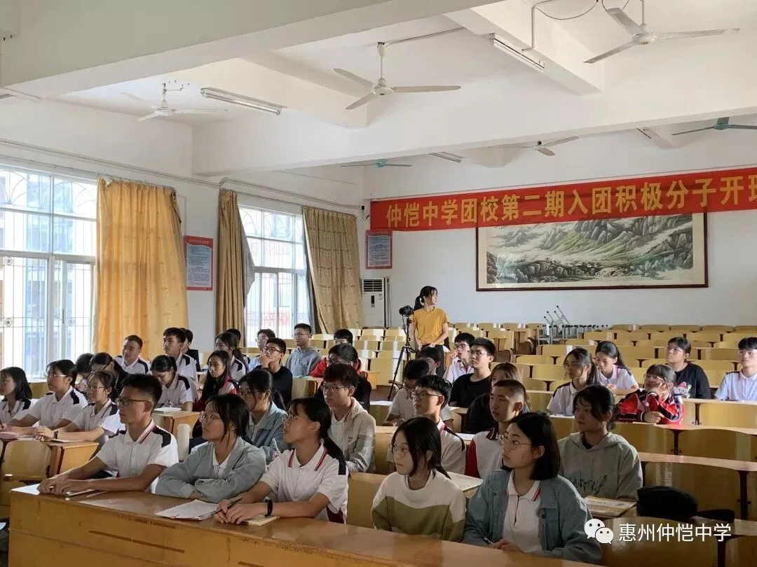 团课现场，学生们认真聆听翁勇珊副书记的讲解